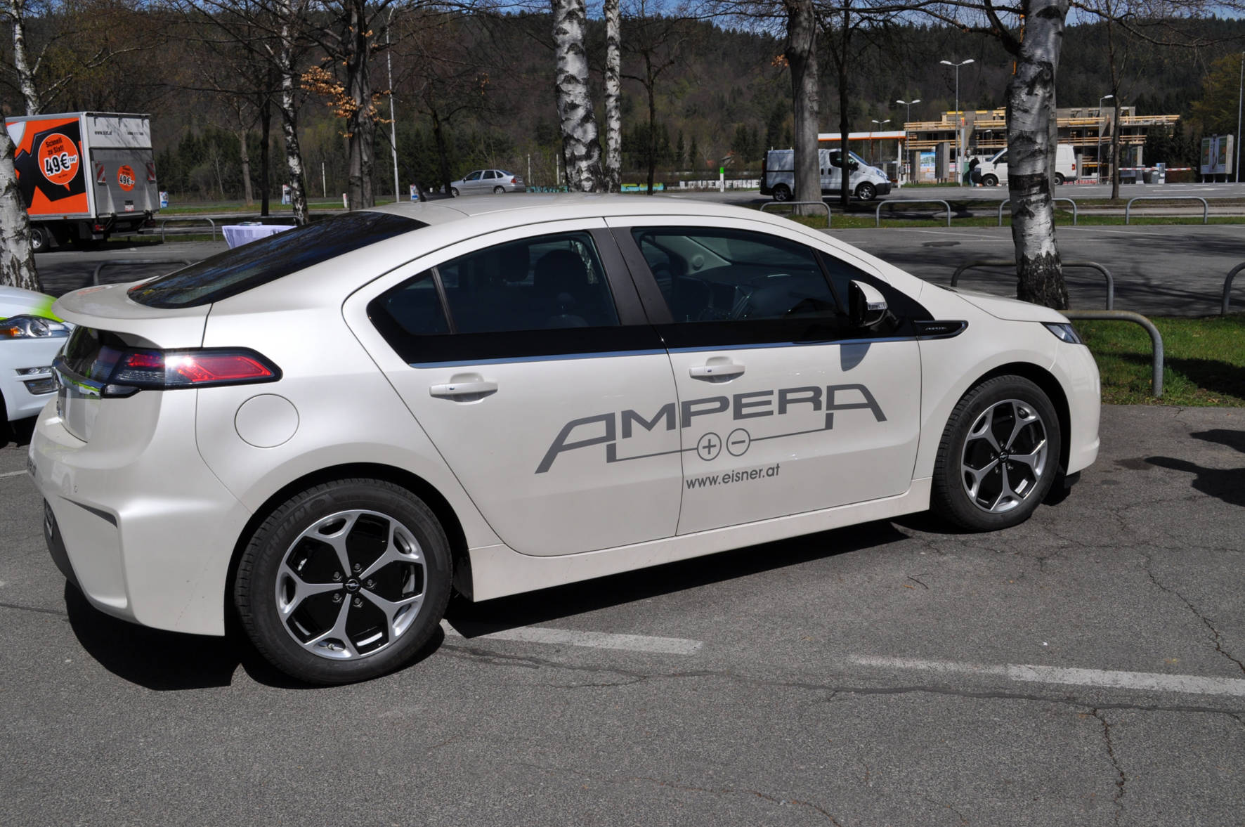 Der Opel Ampera ist ein Full-Hybrid-Fahrzeug, das sowohl bis zu 80 km rein elektrisch als auch beliebig weit durch eigene Erzeugung elektrischer Energie mithilfe eines Verbrennungsmotors unterwegs sein kann.