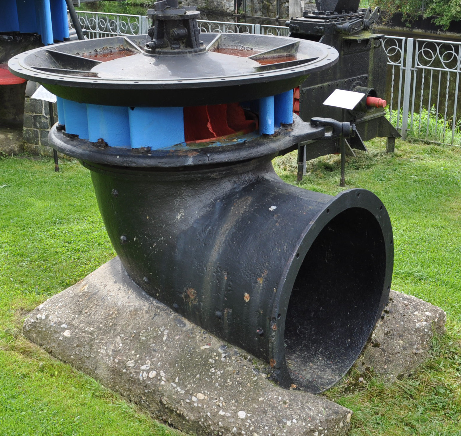 Die Franzis-Schachtturbine – das Foto zeigt ein Exponat des VEAG-Wasserkraftmuseums Ziegenrück – kann an Standorten mit kleinen bis mittleren Fallhöhen eingesetzt werden. Sie hat jedoch bei nur 39.7 kW Leistung ein Schluckvermögen von 1210 l/s.