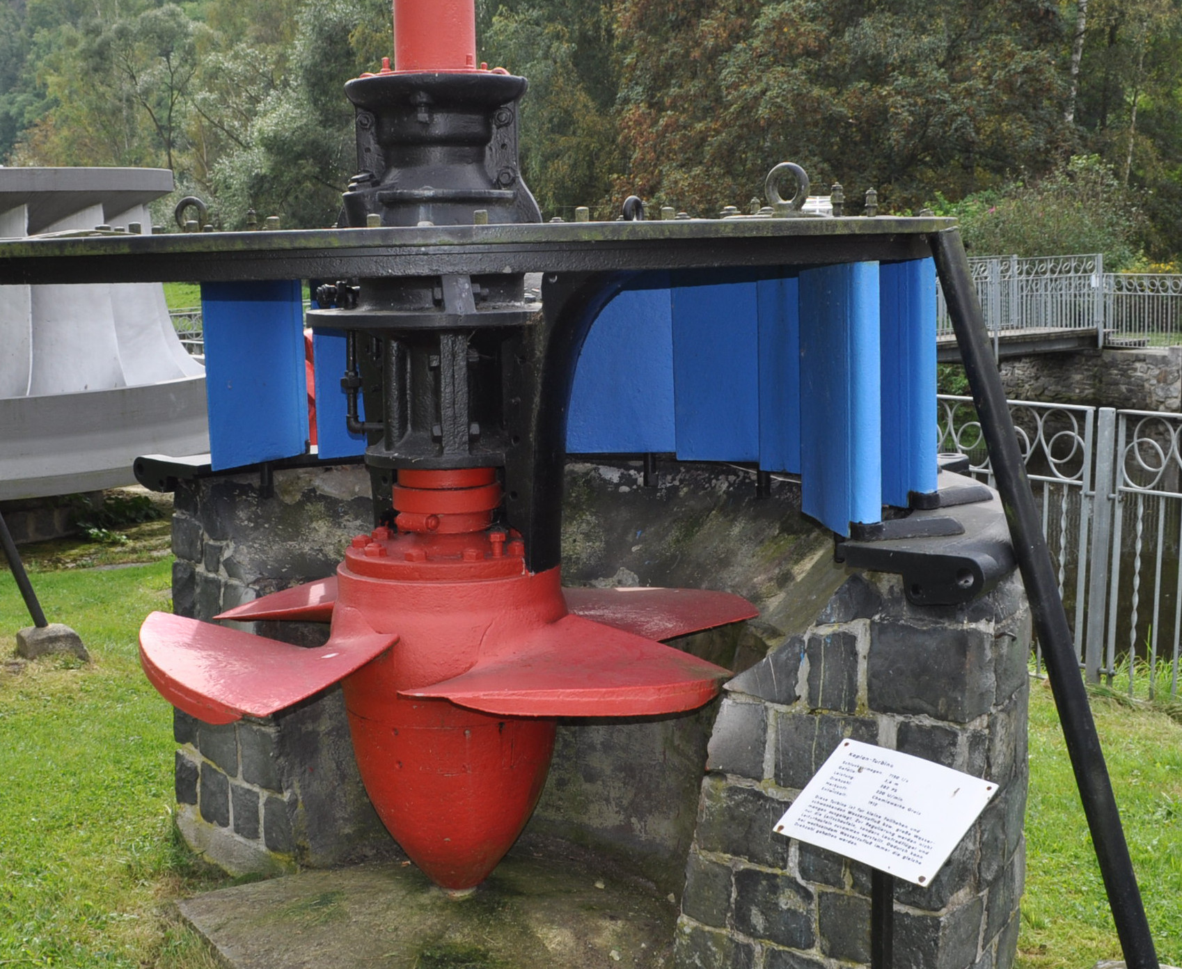 Das Exponat des VEAG-Wasserkraftmuseums Ziegenrück zeigt eine Kaplanturbine mit aufgeschnittenem Leitapparat. Das Laufrad ähnelt dem einer Schiffsschraube. Die Besonderheit dieser Turbine ist, dass sowohl Leitapparat als auch Laufrad verstellbar sind.