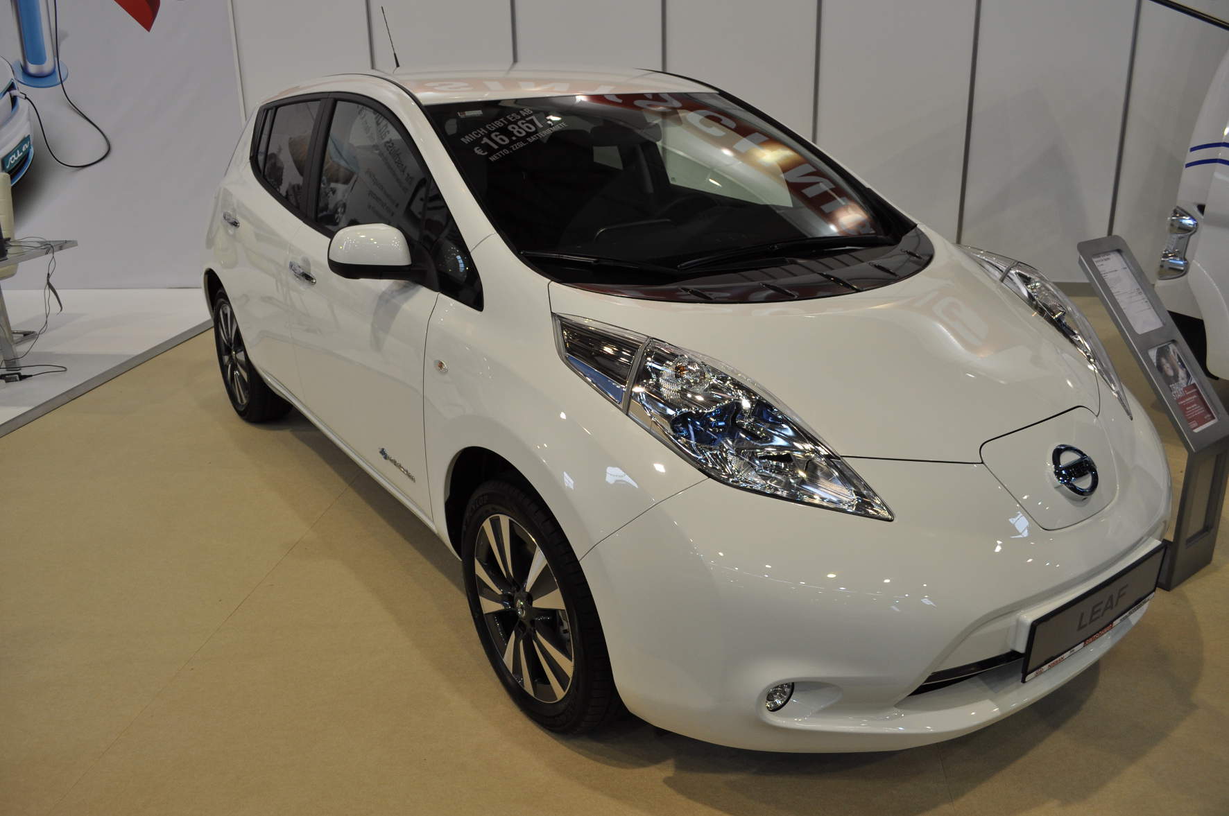 Ein kleines elektrisches Raumschiff: Der Nissan LEAF gehört zu den weltweit am meisten verkauften elektrisch angetriebenen Autos und bietet modernsten Komfort.