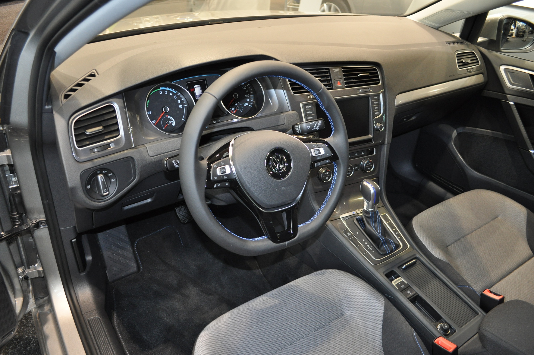 Ein älterer Messebesucher staunte nicht schlecht, als er offenbar zum aller ersten Mal in das Cockpit eines e-GOLF blickte. Leider wollte er die Frage, was er denn erwartet hatte, nicht beantworten.