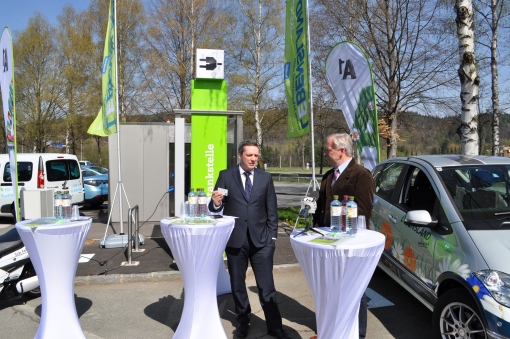 Dipl.-Ing. Walter Goldenits, Vorstand Technik bei A1, erklärt dem Kärntner Landeshauptmann Gerhard Dörfler das Prinzip der e-Ladekarte.