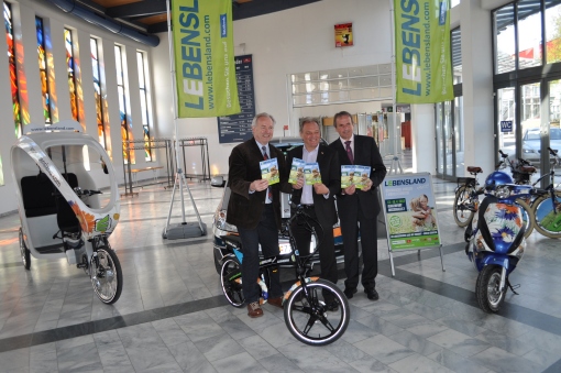 Der Kärntner Landeshauptmann Gerhard Dörfler, Messepräsident Albert Gunzer und Messegeschäftsführer Ing. Erich Hallegger freuen sich auf die Auto&Bike 2012, die begleitend zur Klagenfurter Freizeitmesse stattfindet.