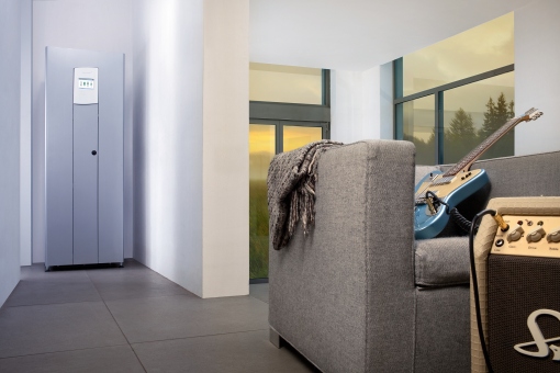 Solarstromspeicher finden in jedem Haus ihren Platz. Foto: BSW-Solar / Bosch Power Tec / Baerwald