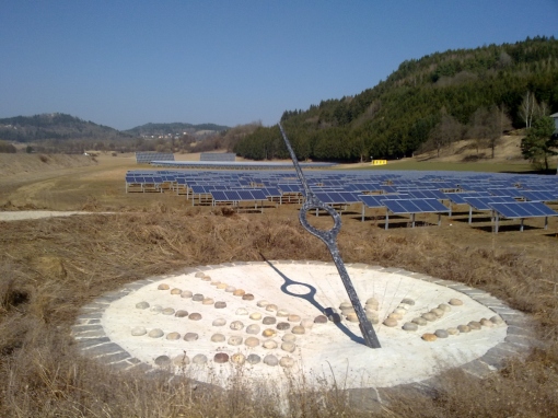 Sonnenuhr im Photovoltaikkraftwerk bei St. Veit/Glan (©Lebensland/Rosic) Sonnenuhr im Photovoltaikkraftwerk bei St. Veit/Glan (©Lebensland/Rosic)