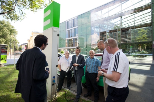 CO2Free Projektpartner auf Besuch in Klagenfurt: Dražen Rosič (3.vl.) und Gerald Miklin (2.v.r.) von Lebensland Kärnten erklären den Ladevorgang bei den Lebensland-Ladestationen (©Lebensland/Just) CO2Free Projektpartner auf Besuch in Klagenfurt: Dražen Rosič (3.vl.) und Gerald Miklin (2.v.r.) von Lebensland Kärnten erklären den Ladevorgang bei den Lebensland-Ladestationen (©Lebensland/Just)