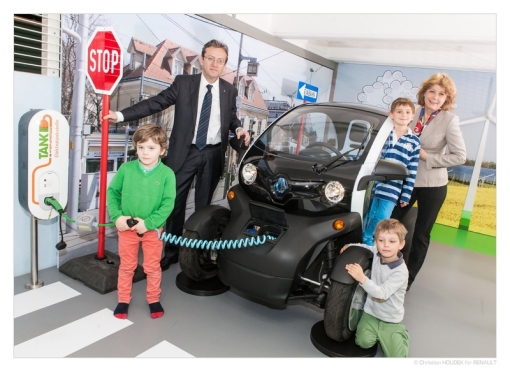Renault Twizy bringt E-Mobilität ins Technische Museum: v.l.n.r.: Olivier Gaudefroy (Generaldirektor Renault Österreich), Gabriele Zuna-Kratky (Direktorin des Technischen Museum Wien) bei der Übergabe des neuen Highlights, der umweltfreundliche Renault Twizy, im Kindermuseum MINI. Foto: Renault / Christian Houdek